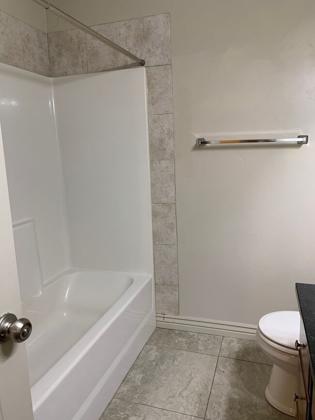 Building Photo - 3 Weeks Rent Free! | Spacious 3 Bed 2.5 Bath Townhome in West Haven | Garage + Pool Community Ame...