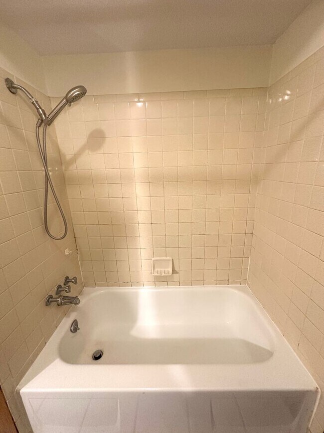 Building Photo - Welcome To Your Spacious Oasis!