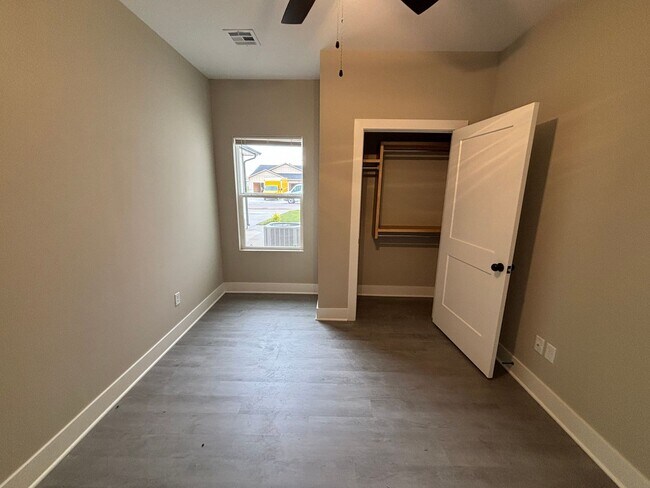 Building Photo - 2143/45 N Reece St