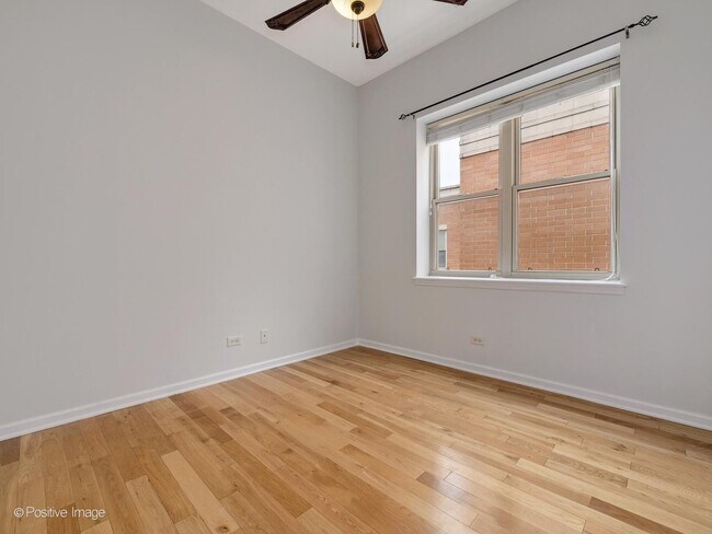 Building Photo - 6015 N Mozart St