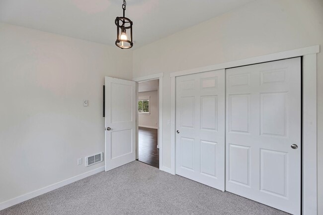 Building Photo - For Rent: Stunning 2BR/1BA Above-Garage Ap...