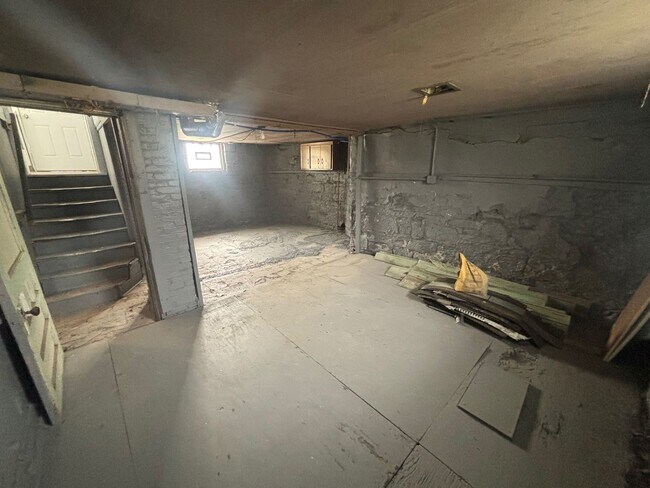 Building Photo - Charming 5-Bedroom Property in Prime Location