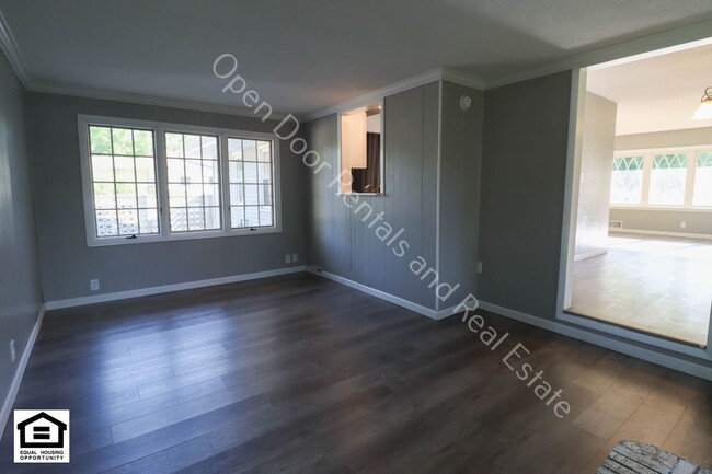 Building Photo - $200 off first months rent! Newly updated ...