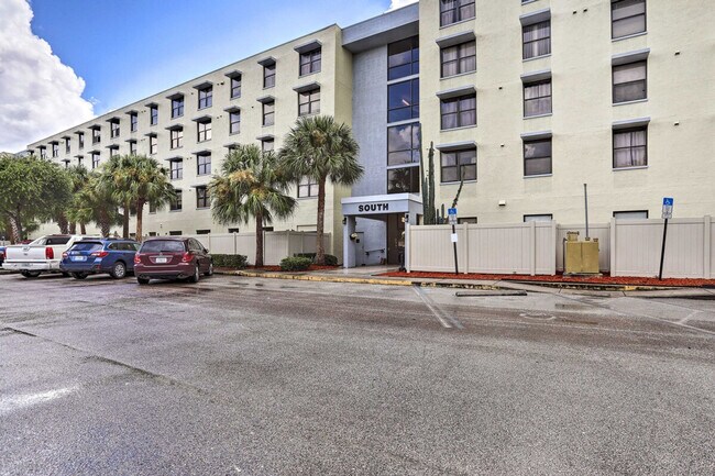 Building Photo - 701 S Madison Ave