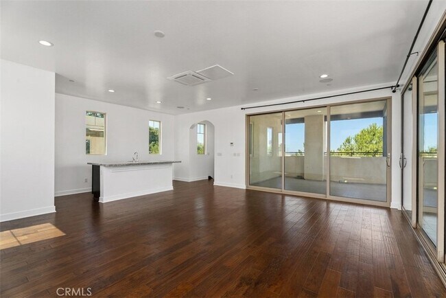 Building Photo - 123 Interval