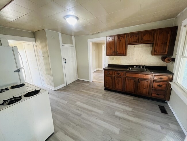 Building Photo - 735 E College Ave