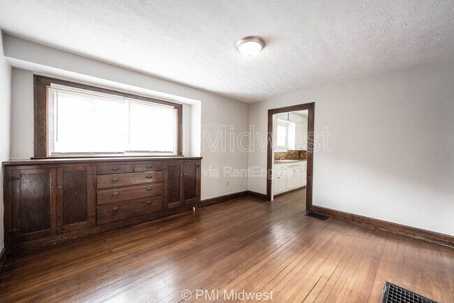 Building Photo - 4850 Hillside Ave