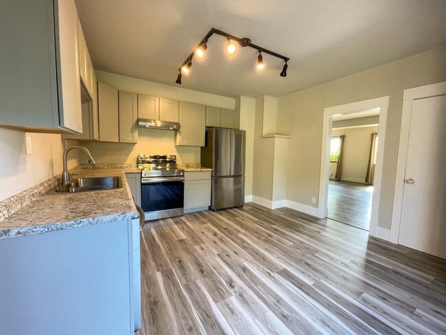 Building Photo - 3Bd/2Ba Shoreline House