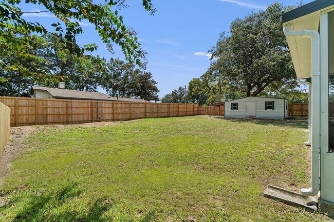 Building Photo - 107 Lake Ct