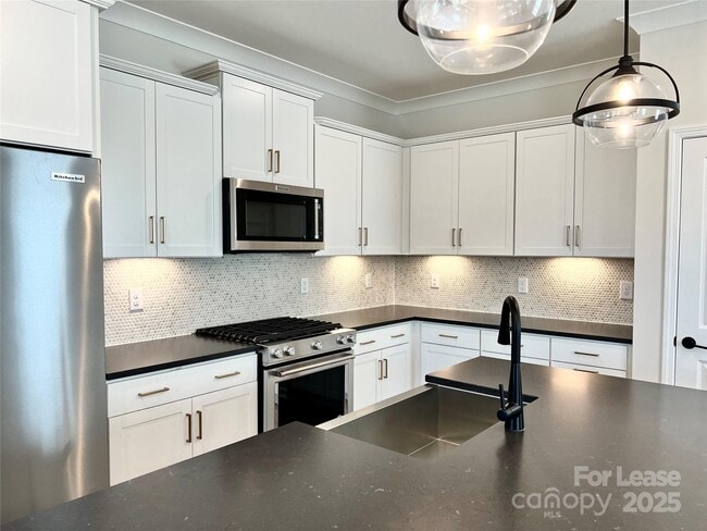 Building Photo - 15906 Parkside crossing Dr