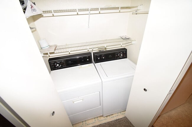 Building Photo - Beautiful 2 Bedroom, 2 Bath Condo in Summe...