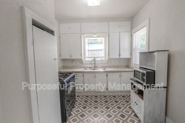 Building Photo - 1422 NW 22nd St