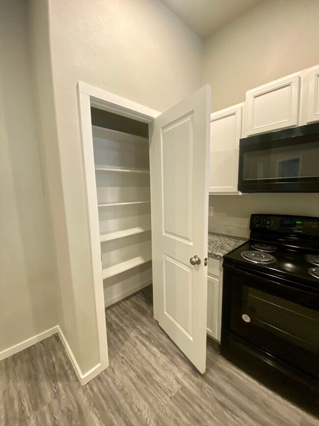 Building Photo - Introducing Your Dream Home: Spacious and Stunning 3 Bed, 2 Bath Haven Ready for You!