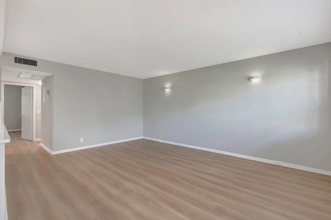 Building Photo - 296 Fanshaw H