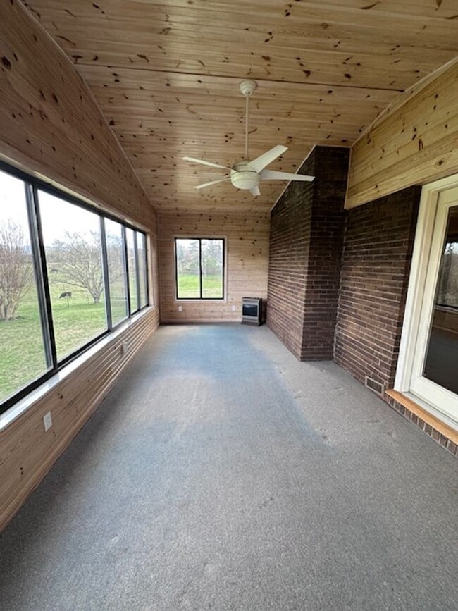 Building Photo - Maryville 37803 - 5 bedroom, 3 bath home - Contact Karen Robertson (865) 454-7626