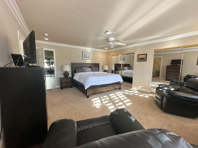 Building Photo - 4-bedroom, fully furnished custom home wit...