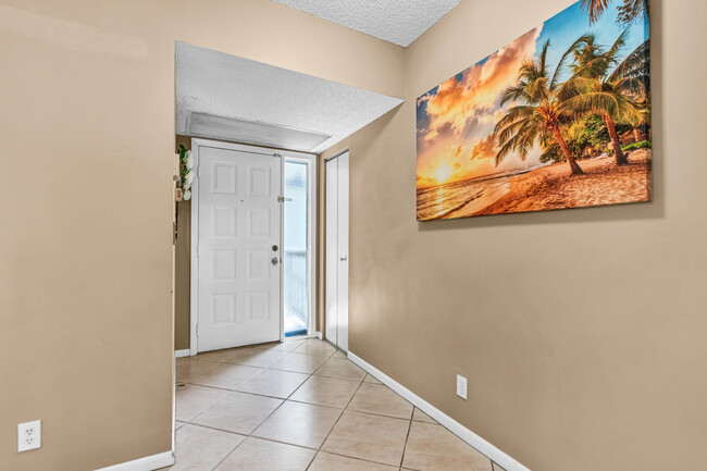 Building Photo - 4527 Carambola Cir S