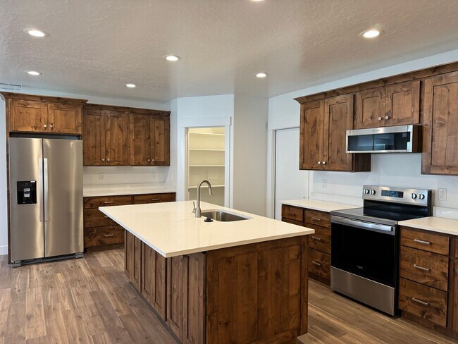 Building Photo - 3 Bedroom 2 Bathroom -Basement Apartment-Saddlebrook Dr. Santaquin