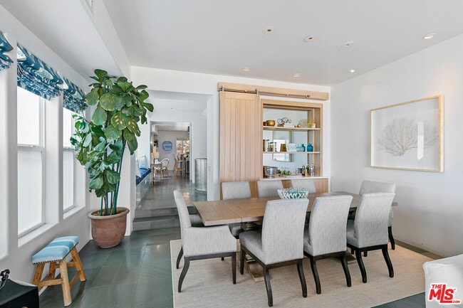 Building Photo - 1341 Palisades Beach Rd