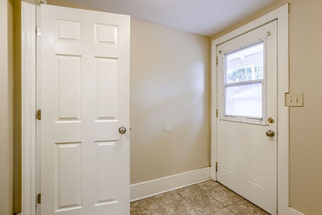 Building Photo - Spacious 3 Bedroom Duplex in the Heart of Midtown Featuring Detached Garage!!