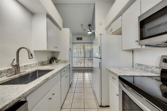 Building Photo - 8803 Westover Club Dr