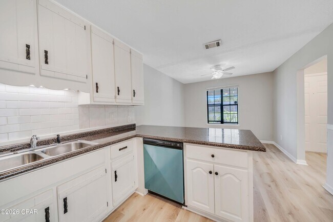 Building Photo - 7011 Lois St