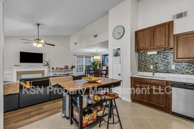 Building Photo - 7317 Leghorn St