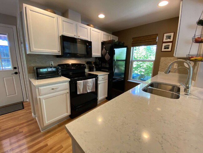 Building Photo - Quiet 3-Bed, 1.5-Bath Home with Large Encl...