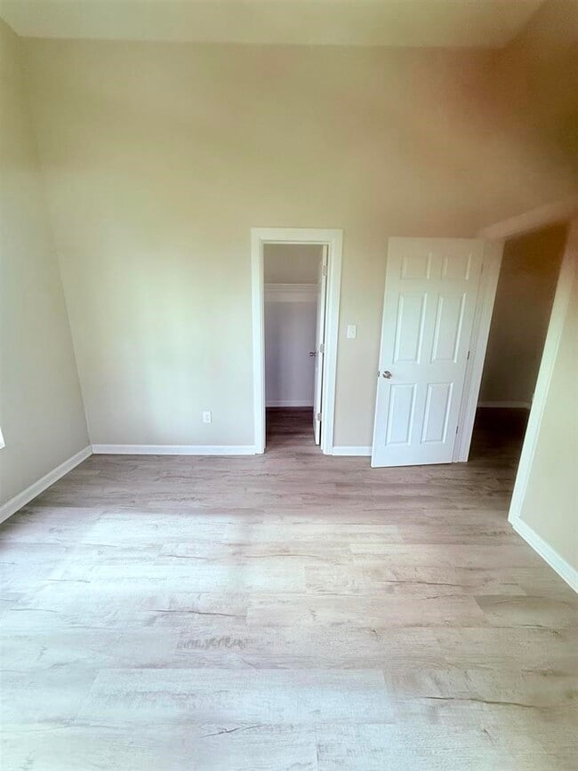 Building Photo - 2105 Laurel Ave