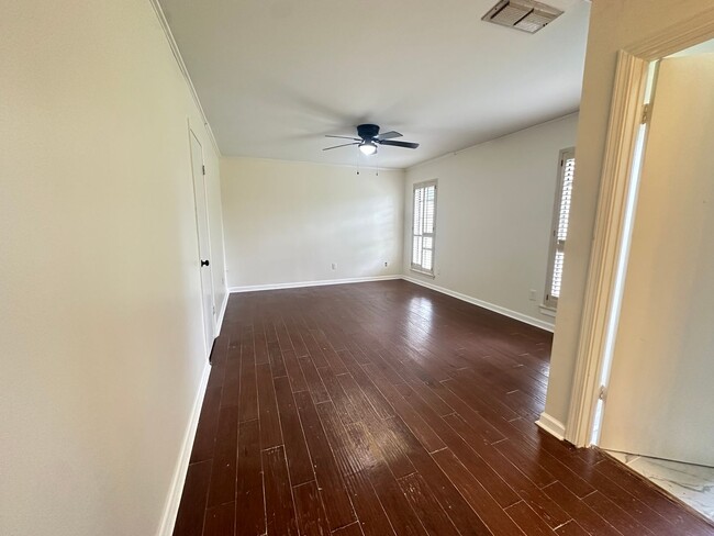 Building Photo - UPDATED IN TOWN SOUTH-LARGE 4/3 BRICK HOME-VERY NICE