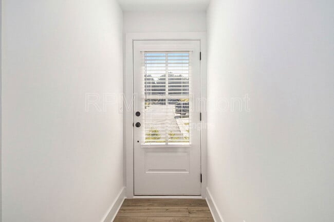 Building Photo - 205 Firefly Cir