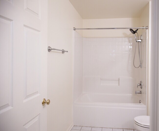 Building Photo - 501 Saddlebrook Ln