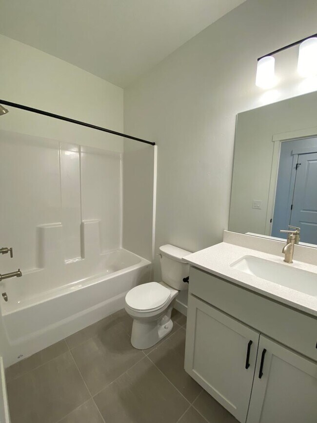 Building Photo - Beautiful Newer Rockwell Ranch Townhome (End Unit)