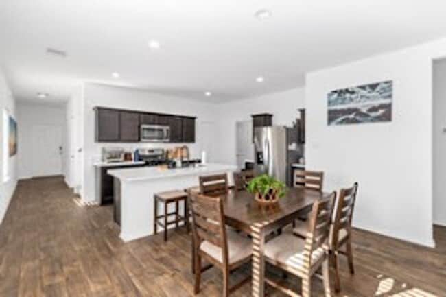 Building Photo - Peaceful & Convenient: Near 45, 99 & IAH!