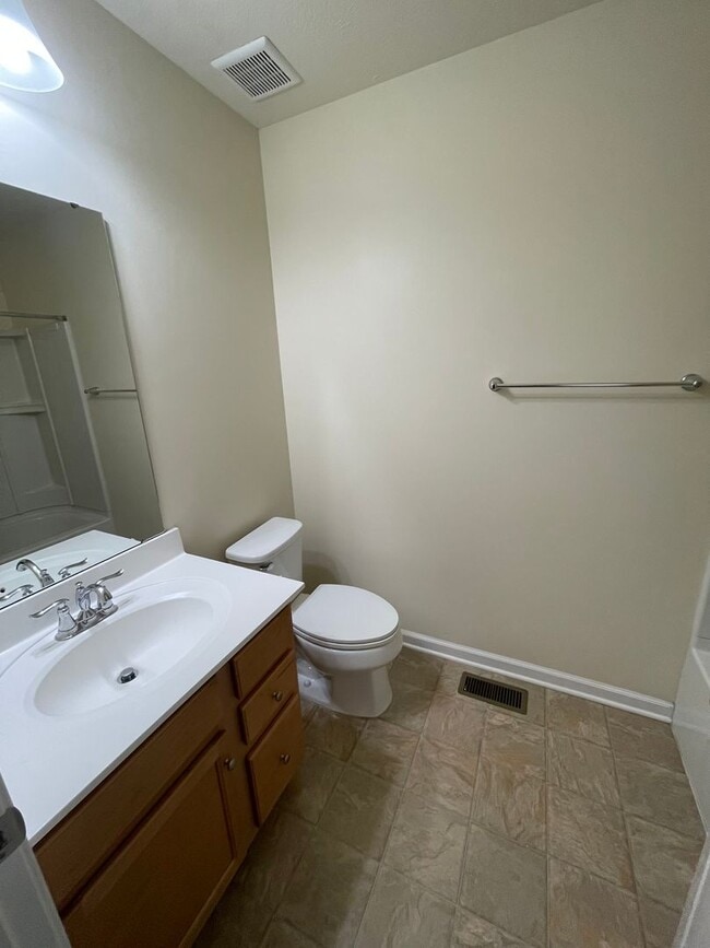 Building Photo - Gorgeous 3 BD/ 2.5 BA Townhouse Available ...