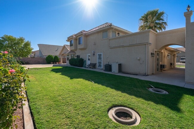Building Photo - Spacious 6 Bedroom Home with a Balcony!