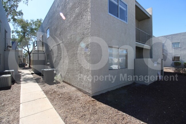 Primary Photo - 2807 E Paradise Ln