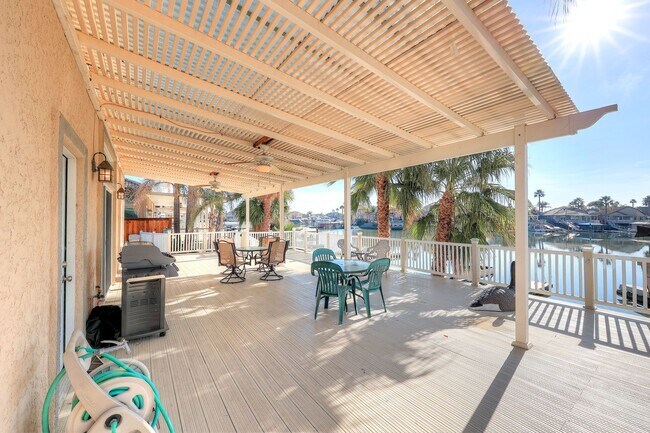Building Photo - OPEN FLOOR PLAN WITH SIDEYARD PARKING AND ...