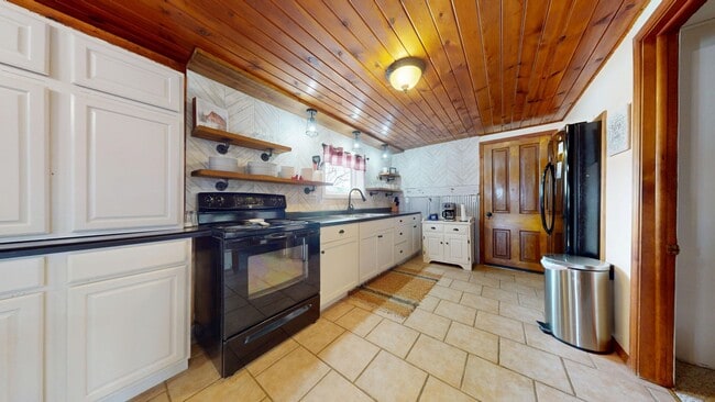 Building Photo - Crestview schools- FURNISHED county home