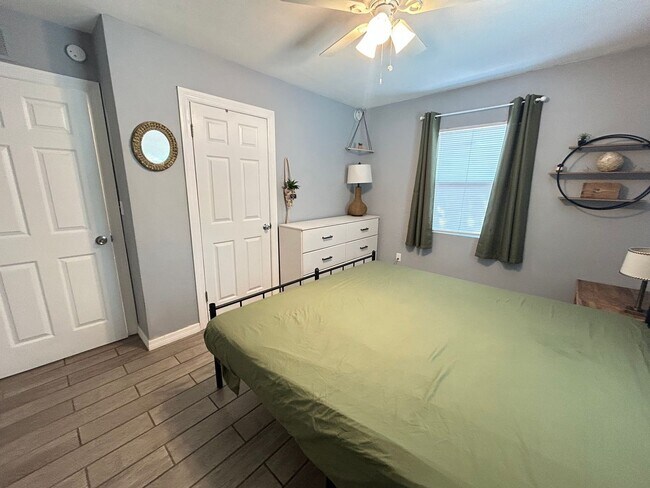 Building Photo - Beautifully Updated Furnished 2 Bed 1 Bath with Fenced Yard!