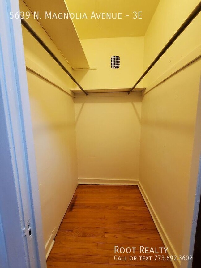 Building Photo - Edgewater / Magnolia Glen - Top-Floor 1-Be...