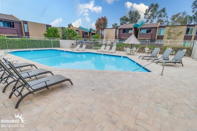 Building Photo - Charming 1Bdm 1Ba Condo in the Heart of Sa...