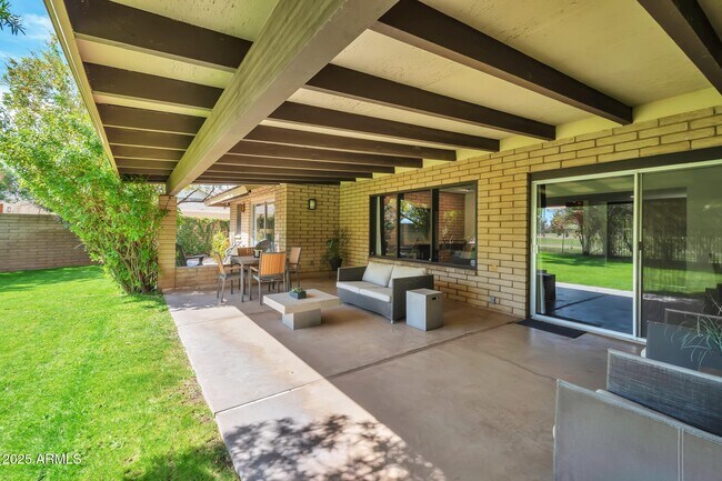 Building Photo - 2115 E Balboa Dr