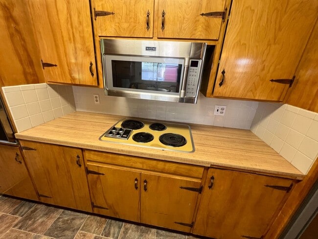 Building Photo - 429 E Pine St