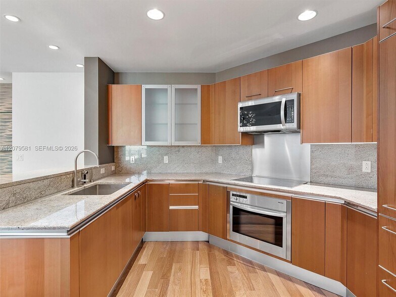 Building Photo - 2627 S Bayshore Dr