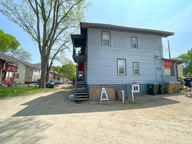 Building Photo - 1320 St James Ct