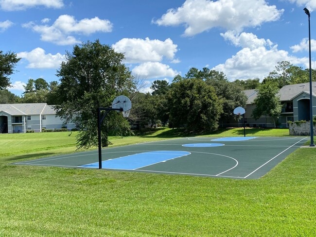 Building Photo - Windsor Park #1118 - On several bus routes to UF