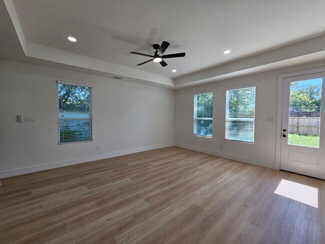 Building Photo - Available now ready for immediate move in ...