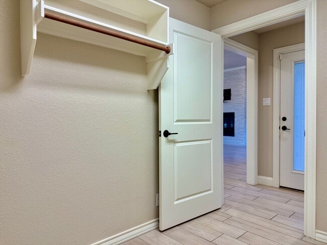 Building Photo - House For Rent