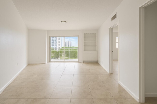 Building Photo - 400 Kings Point Dr